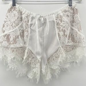 ♥️… Stylestalker Elena White Lace Shorts